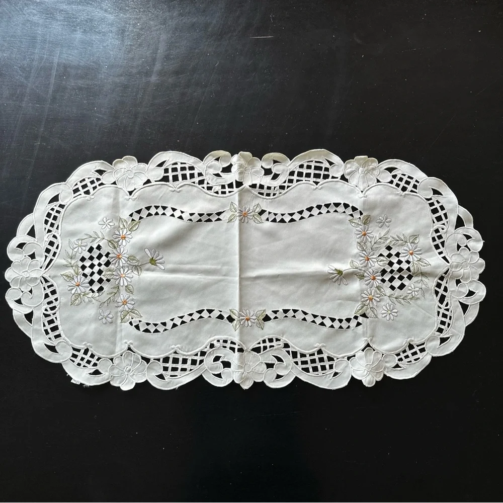 Vintage Embroidered Daisy Table Runner Dresser Scarf Scalloped Rounded Edges